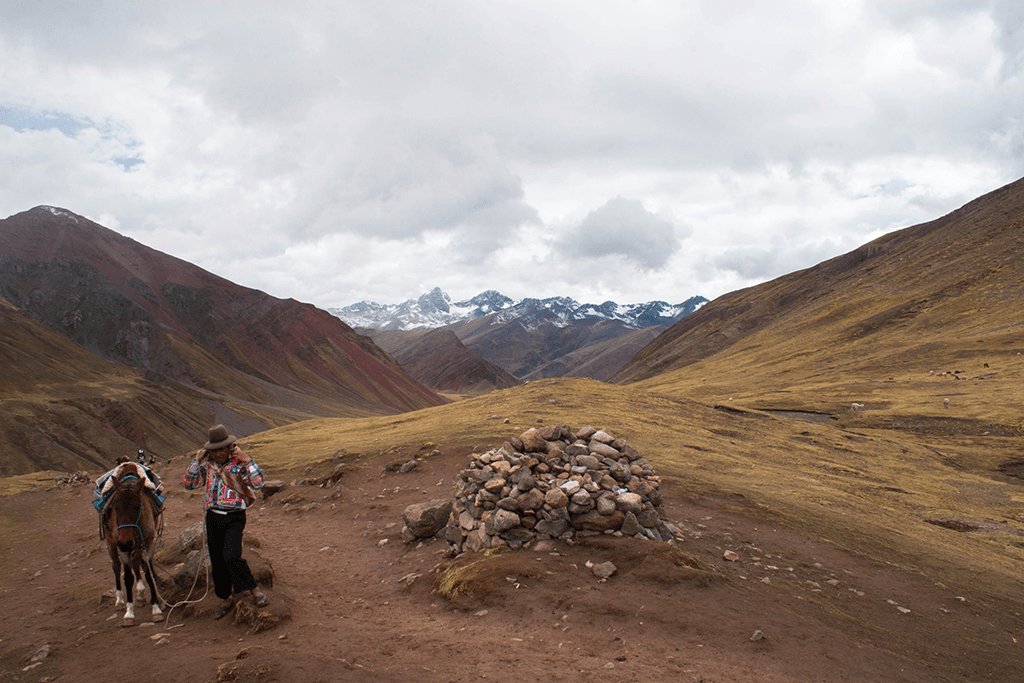 Vinicunca Moutaina Peru Rainbow Mountains man and horse, Kolorowe Góry mężczyzna i koń