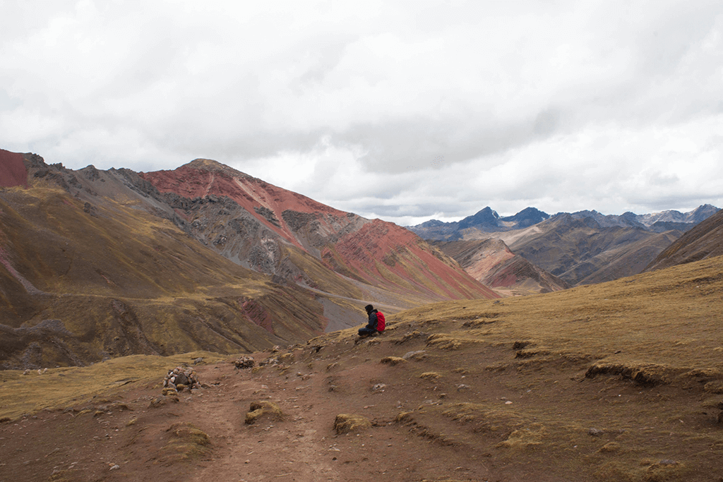 Vinicunca Moutaina Peru Rainbow Mountains sitting man, Kolorowe Góry siedzący mężczyzna